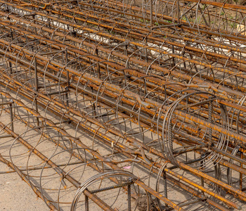 長車卡車。扁床卡車。建筑施工。運輸帶板到工地